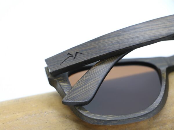 Federleichte Bambus Sonnenbrille mit braunen oder schwarzen Gläsern