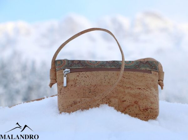 Nachhaltige Tasche aus Kork im Winter