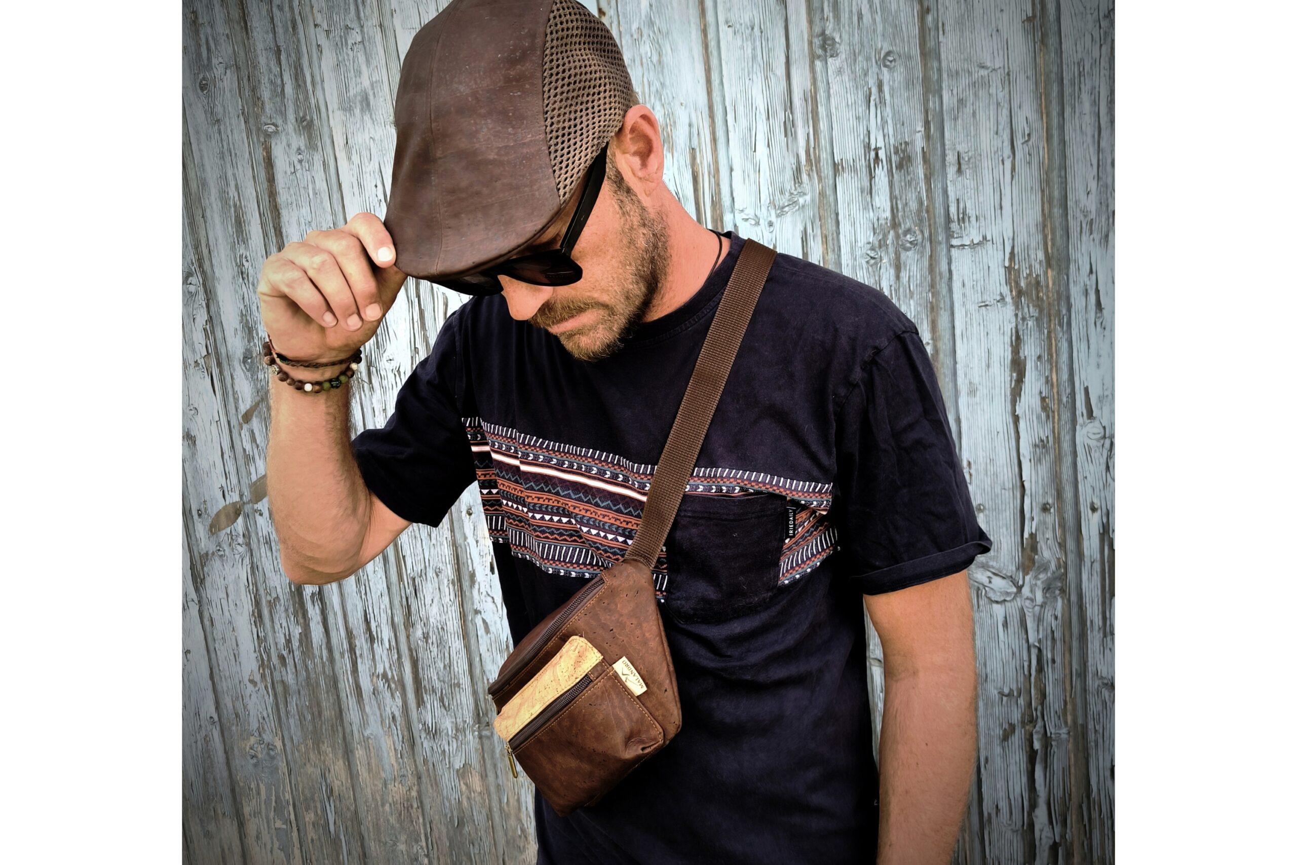 Tragebild vegane Kork Brusttasche für Damen und Herren