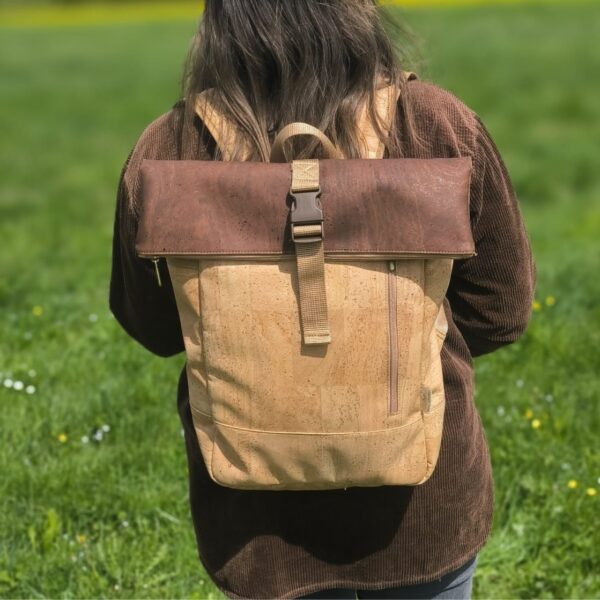 Kork Rucksack Rolltop braun auf dem Rücken getragen – Lifestyle Foto