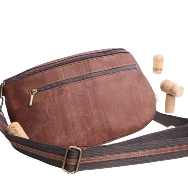 PORTO XL Kork Brusttasche für Damen und Herren in Braun aus portugiesischem Naturkork