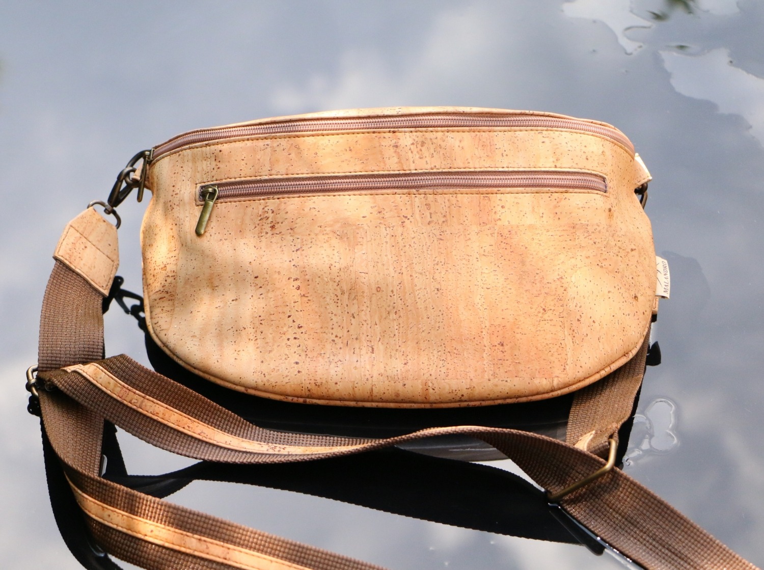 Schöne Brusttasche aus Kork für Damen
