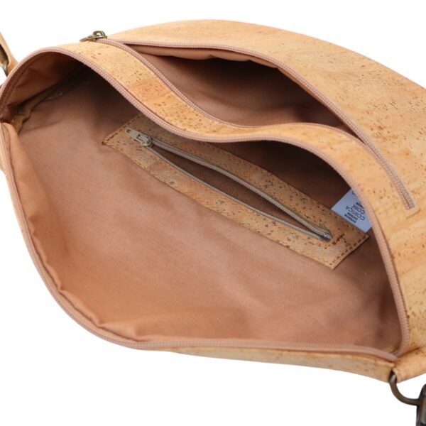 Fächer und Reißverschlüsse der Kork Brusttasche PORTO XL classic