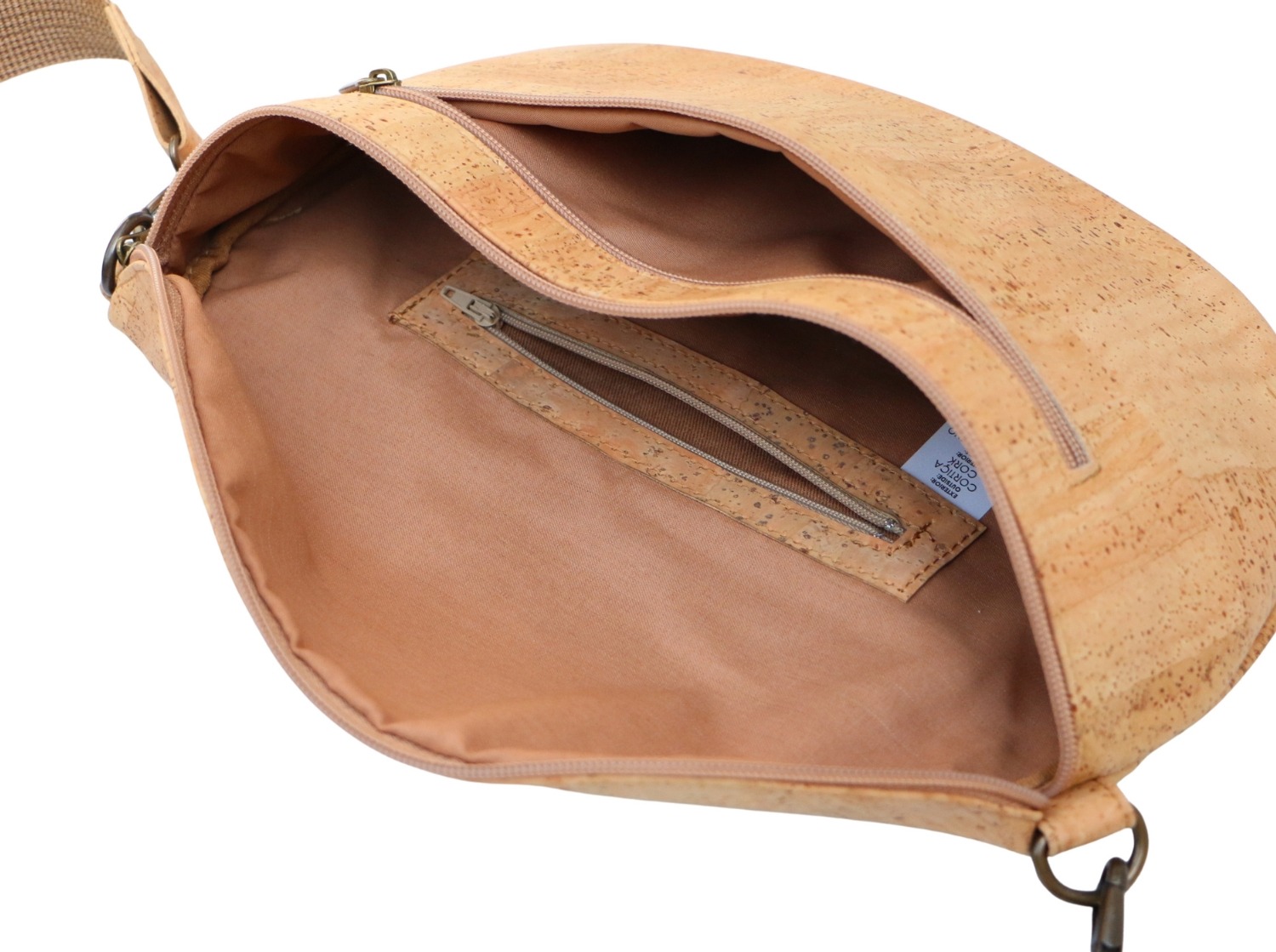 Fächer und Reißverschlüsse der Kork Brusttasche PORTO XL classic