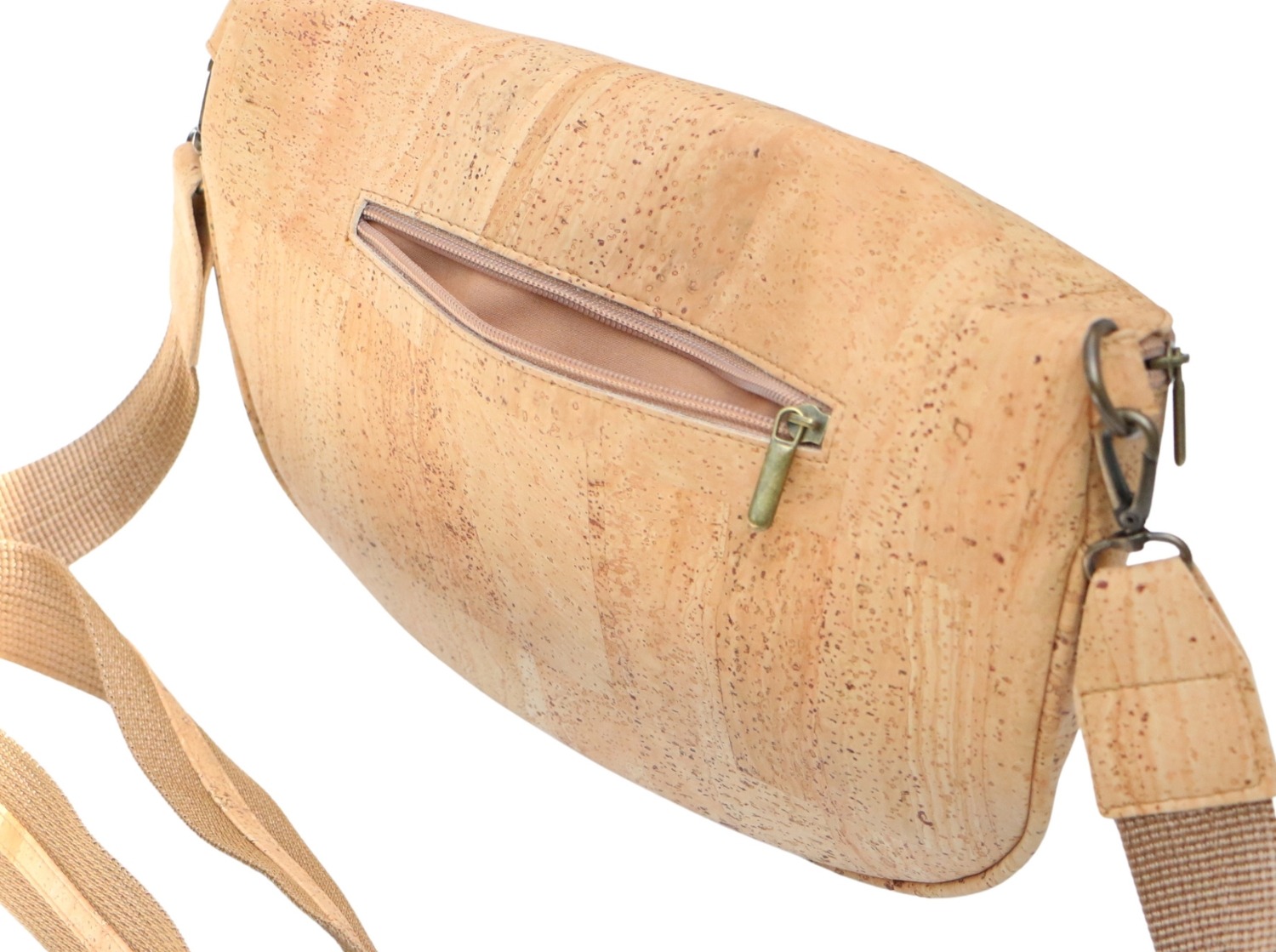 Rückseite der großen Kork Brusttasche PORTO XL classic