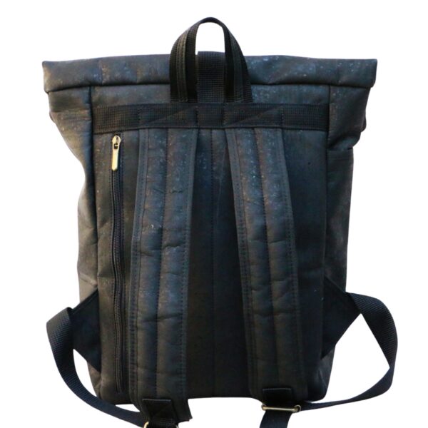 Rückseite des schwarzen Kork Rolltop Rucksacks mit Geheimfach