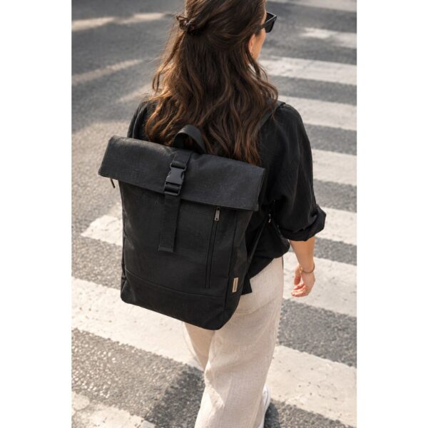 Kork Rolltop Rucksack in schwarz Tragebild (KI generiert)