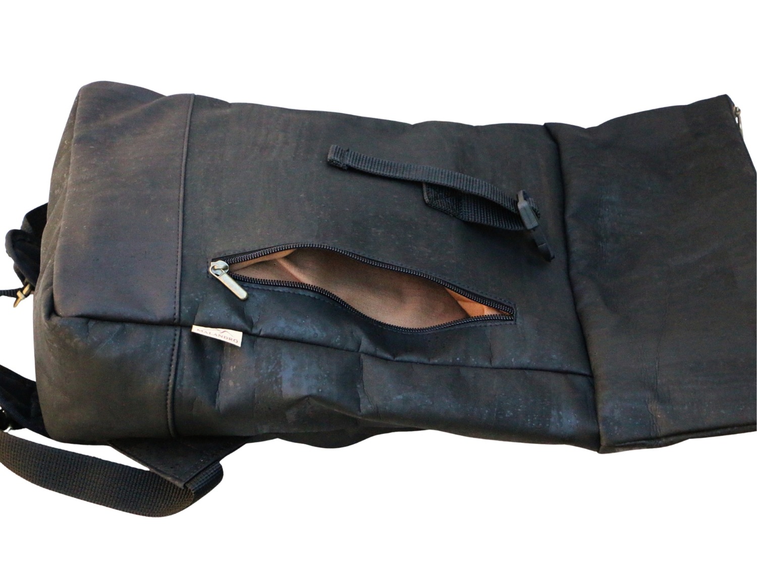 Frontfach mit Reißverschluss beim Kork Rolltop Rucksack schwarz