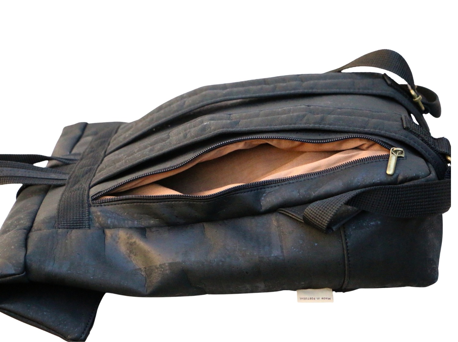 Geheimfach auf Rückseite beim schwarzen Rolltop Rucksack aus Kork