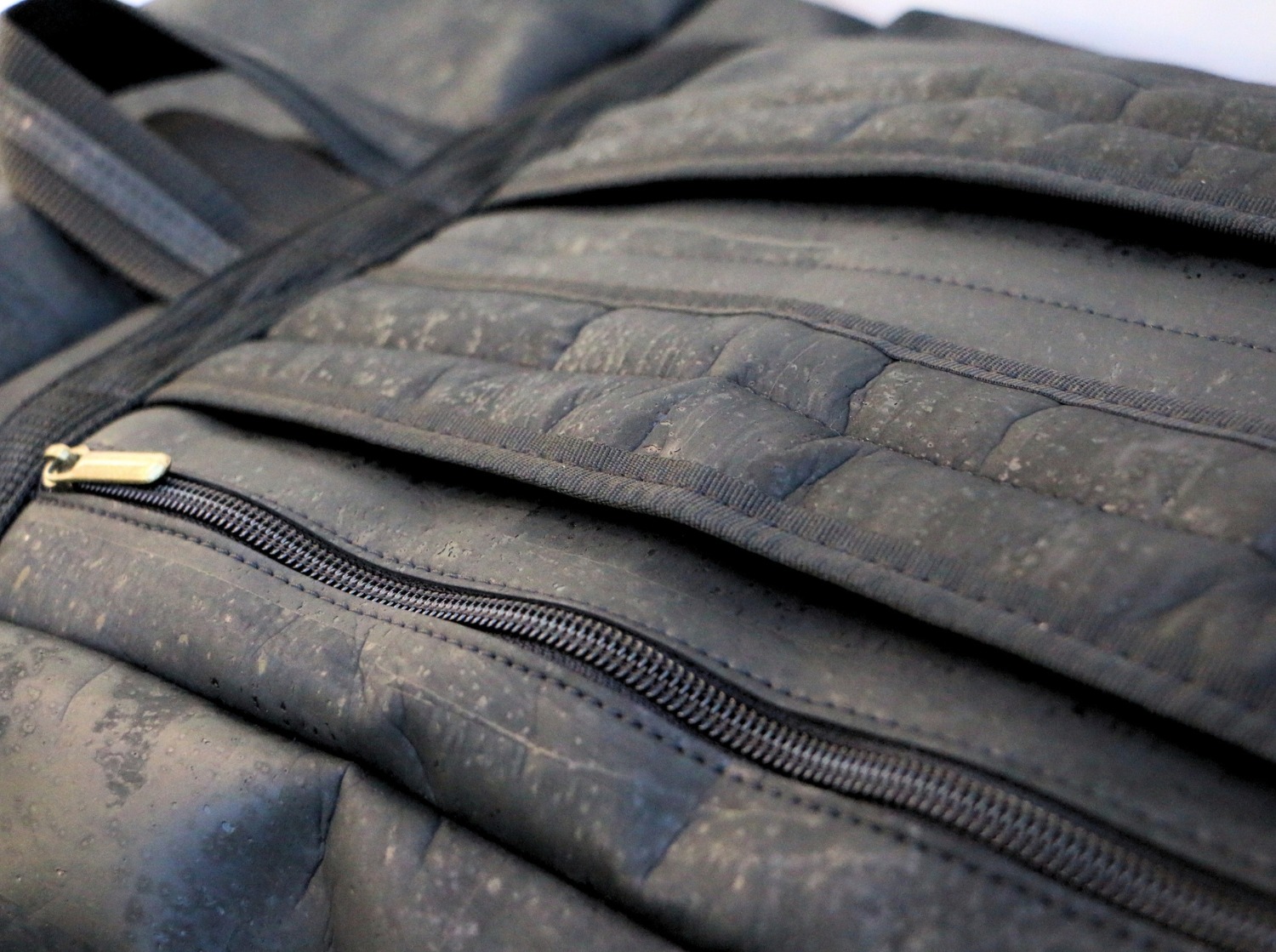 Großer schwarzer Rolltop Rucksack mit breiten, verstellbaren Trägern